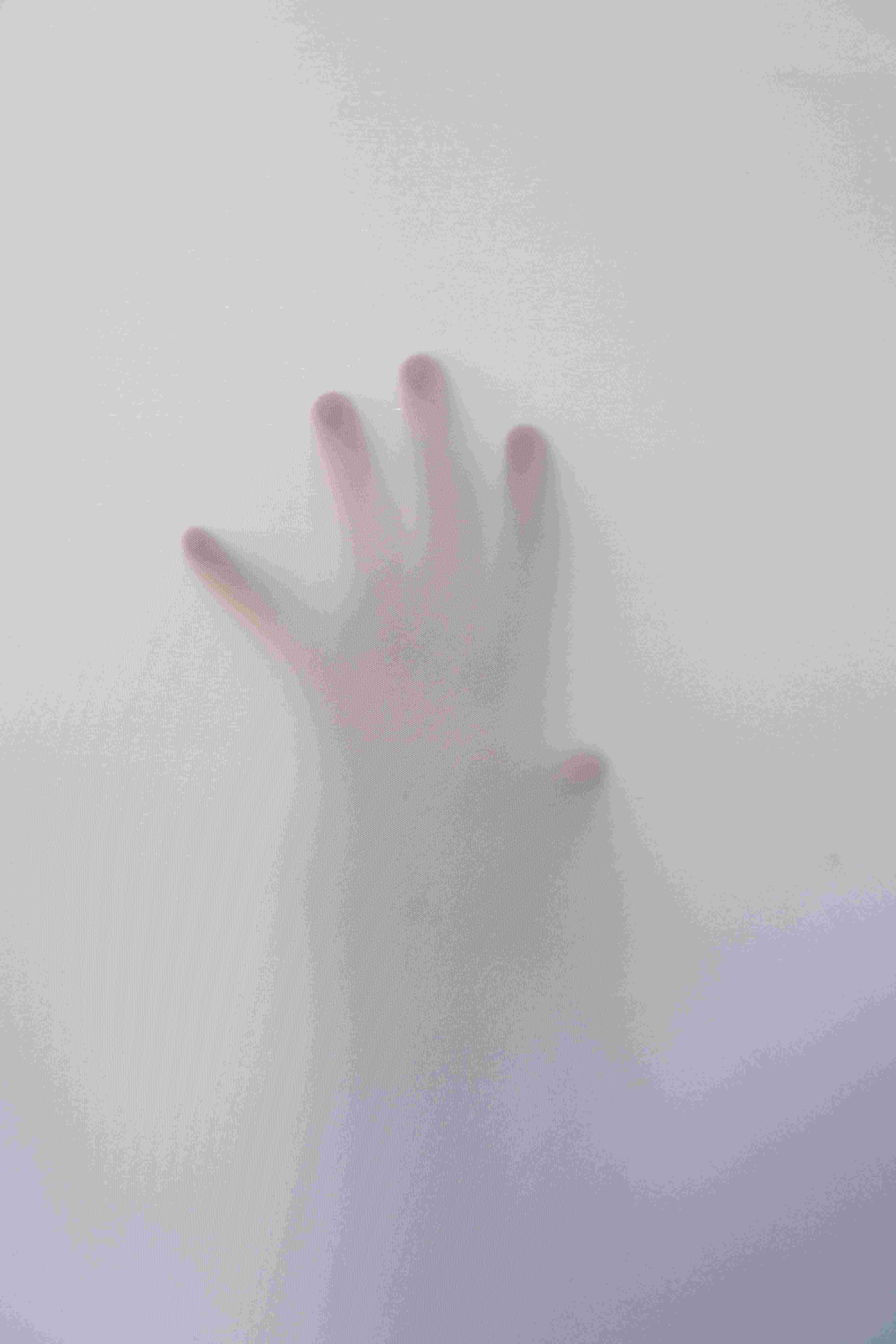 main derriere une vitre embrumée, ambiance horrifique